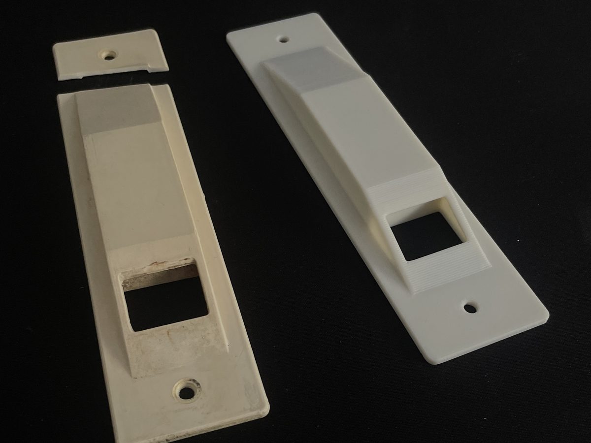 3D-gedruckte Rollladen-Abdeckplatte neben dem vergilbten Original