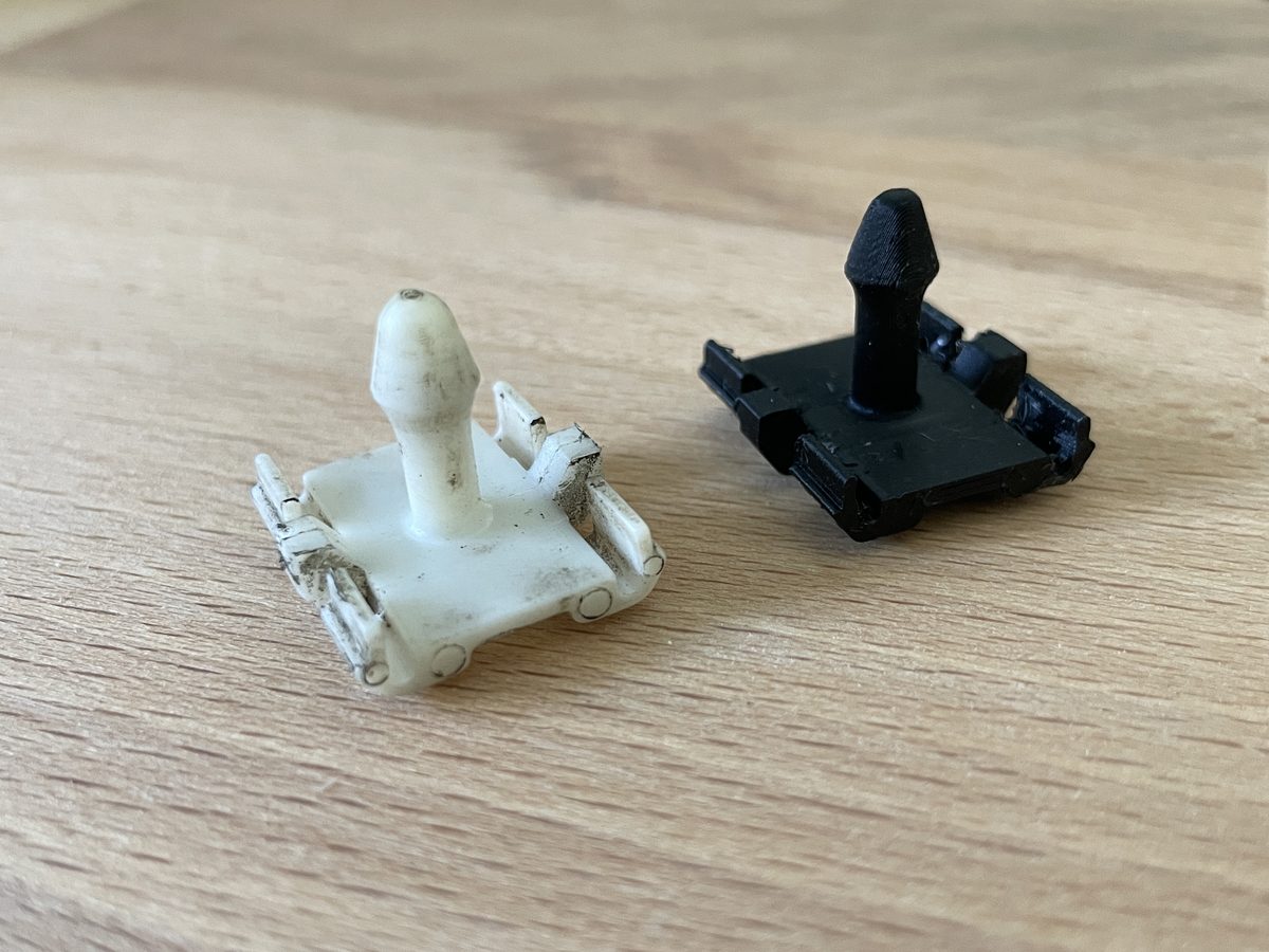 3D-gedruckter Zierleisten-Clip neben dem abgenutzten Original, aus PETG